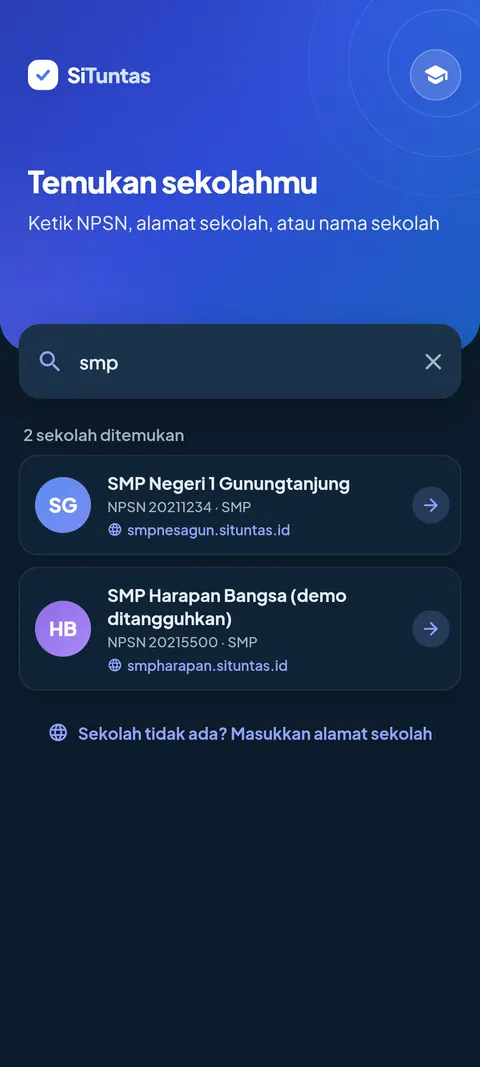 Pencarian sekolah di aplikasi SiTuntas, mode gelap. Data contoh.