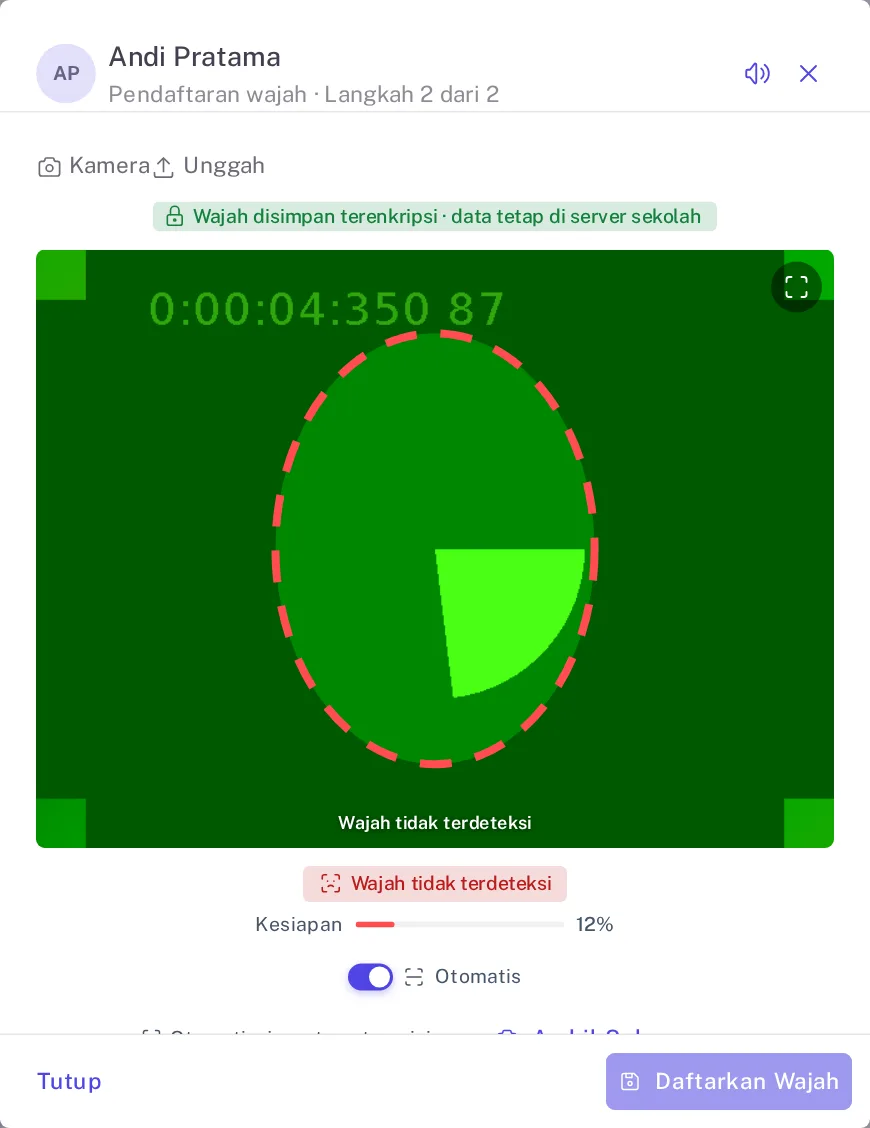 Langkah 2 tab Kamera dengan bingkai oval, chip status pemindaian, meter Kesiapan, dan sakelar Otomatis