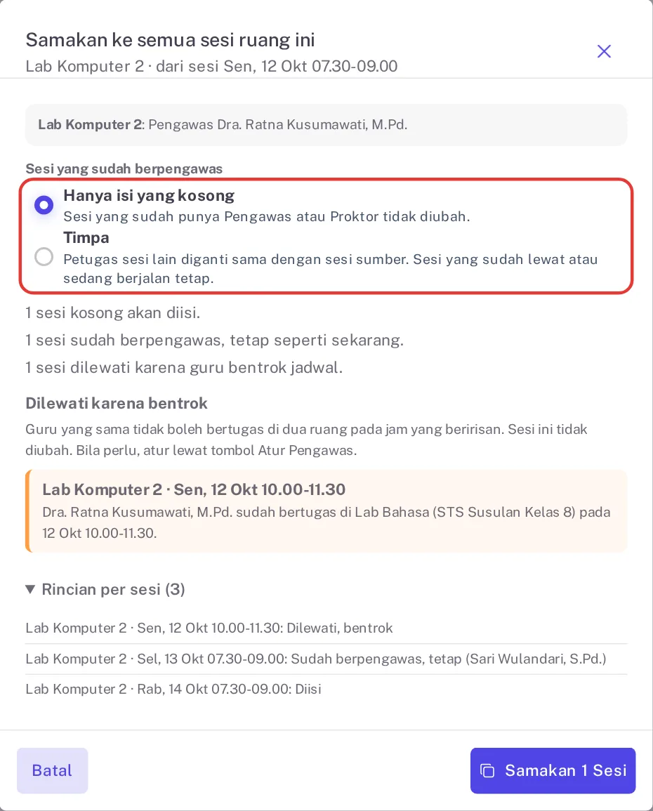 Dialog Samakan ke semua sesi ruang ini untuk Lab Komputer 2 berisi pilihan Hanya isi yang kosong atau Timpa, ringkasan tiga sesi, dan satu sesi yang dilewati karena bentrok