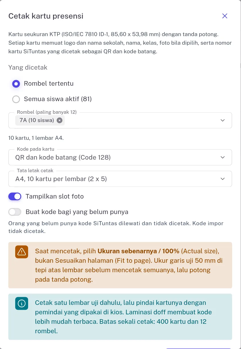 Dialog Cetak kartu dengan pilihan yang dicetak, kode pada kartu, tata letak, dan opsi